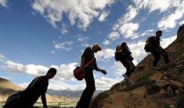 爬山吃瓜女游客,爬山吃瓜女游客的趣味探险记