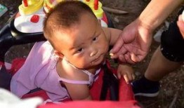 抱着婴儿吃瓜,抱着婴儿悠闲吃瓜的幸福时光