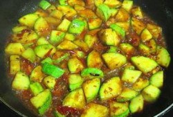 吃小瓜炸辣椒,小瓜炸辣椒的独特风味体验