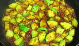 吃小瓜炸辣椒,小瓜炸辣椒的独特风味体验