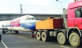 卡车拉飞机被吃瓜,一场意想不到的“美食”盛宴