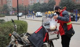 武汉外卖小哥吃瓜事件,武汉街头一幕引发社会热议