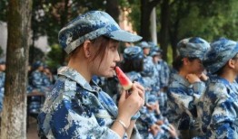 军训女吃瓜,揭秘军营里的欢乐时光