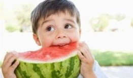 亲子吃瓜搞笑瞬间,笑料横生的温馨瞬间