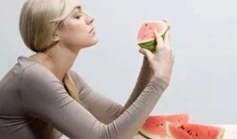 孕妇做梦吃瓜,瓜果飘香，孕育美好期待