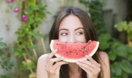 宝宝吃瓜的橱窗,萌娃美食新体验