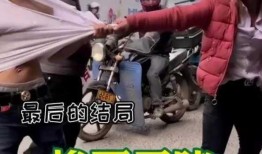 小伙吃瓜看打架