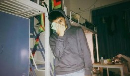 宿舍拍大片吃瓜,一起拍大片，共享欢乐时光