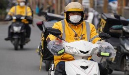 武汉外卖小哥吃瓜事件,武汉街头一幕引发社会热议