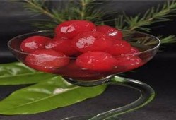 在紫藤树上吃瓜,瓜果飘香中的夏日风情