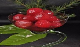 在紫藤树上吃瓜,瓜果飘香中的夏日风情