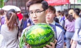 陕师大情侣吃瓜,校园甜蜜瞬间引发网友热议