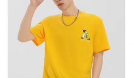 黄色上衣男吃瓜