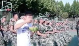 军训女吃瓜,揭秘军营里的欢乐时光