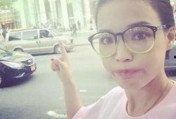 戴眼镜女孩吃瓜,眼镜女孩的夏日瓜香时光