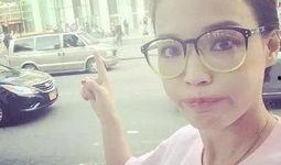 戴眼镜女孩吃瓜,眼镜女孩的夏日瓜香时光