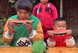 骑车吃瓜搞笑视频,吃瓜视频里的欢乐骑行时光