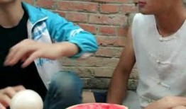 骑车吃瓜搞笑视频,吃瓜视频里的欢乐骑行时光