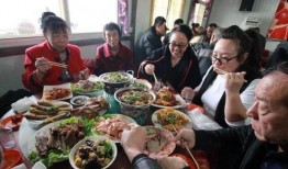 酒席吃瓜大妈图片真实,捕捉民间欢乐时光