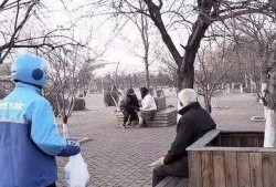 小伙吃瓜看打架