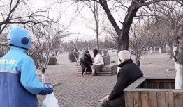 小伙吃瓜看打架