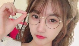 戴眼镜女孩吃瓜,眼镜女孩的夏日瓜香时光