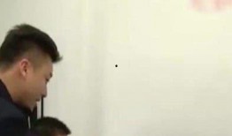 男子为了吃瓜翻护栏,男子为了一口新鲜，勇气可嘉！