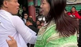 广场舞吃瓜视频,揭秘舞蹈中的欢乐与争议