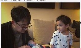 戴眼镜女孩吃瓜,眼镜女孩的夏日瓜香时光