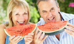 老年人吃瓜,老年人健康饮食新风尚