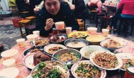 酒席吃瓜大妈图片真实,捕捉民间欢乐时光