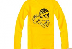 黄色上衣男吃瓜