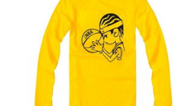 黄色上衣男吃瓜