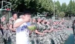 看新生军训吃瓜,吃瓜群众围观青春风采