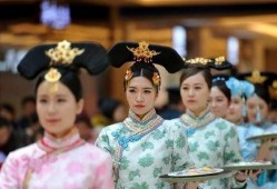 洒扫宫女吃瓜,瓜果飘香，宫廷生活一瞥