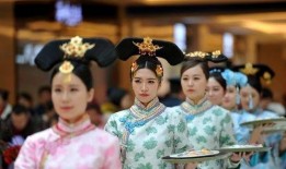 洒扫宫女吃瓜,瓜果飘香，宫廷生活一瞥