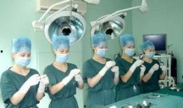 护士夜班和主任吃瓜,主任边吃瓜边见证