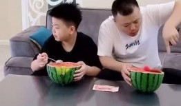 给父亲吃瓜
