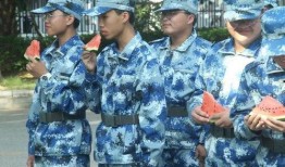 军训遇见吃瓜,吃瓜事件背后的青春记忆
