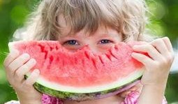 头像吃瓜小女孩,小女孩头像中的纯真时光